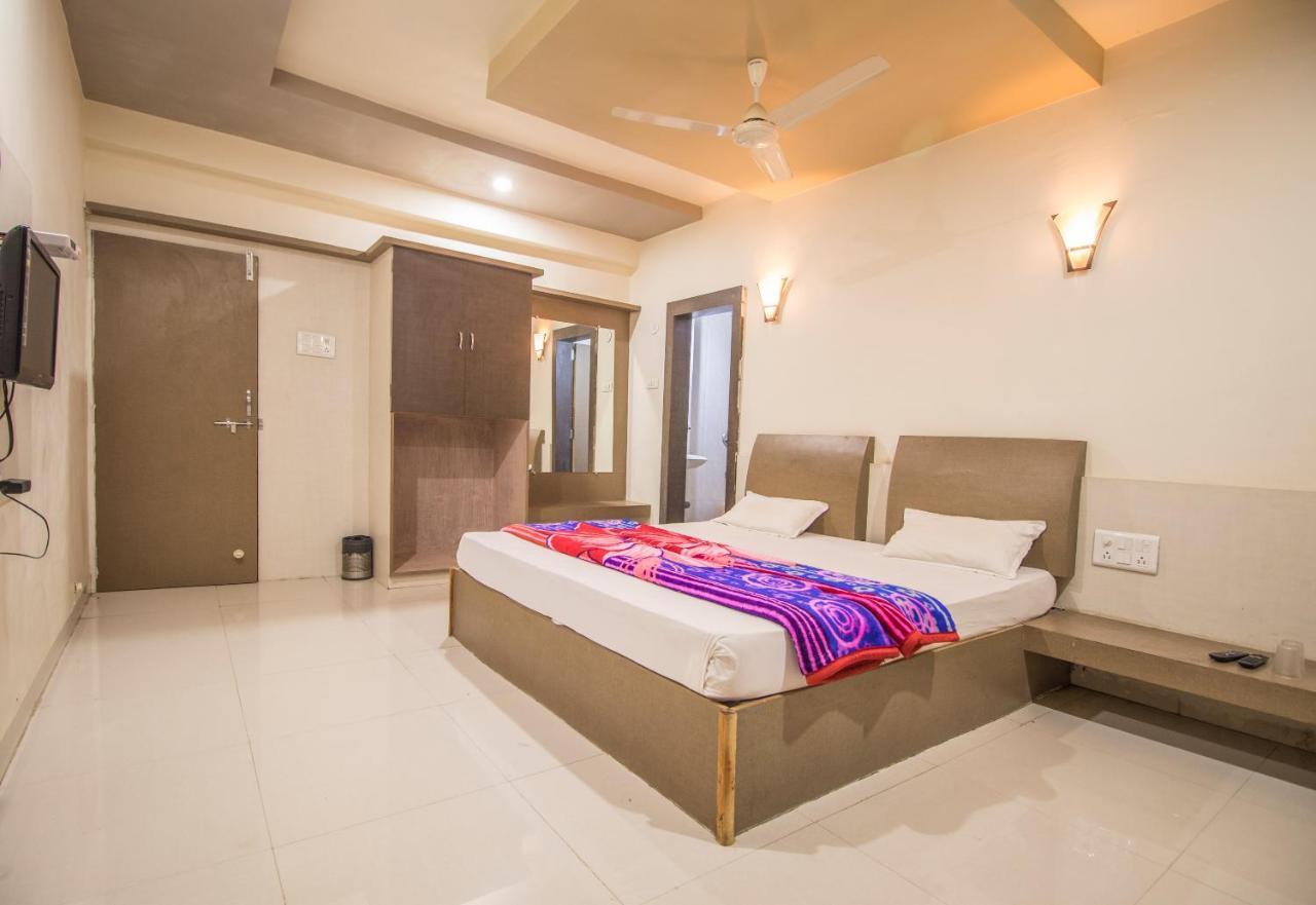 Hotel Yogiraj Palace Shegaon Exteriér fotografie